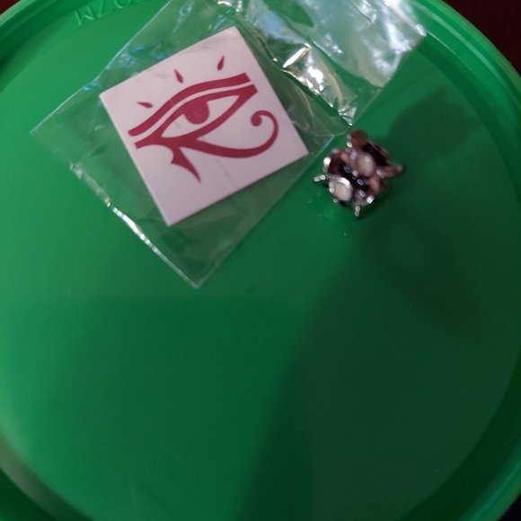 Isis brand charm/bead - Picture 2 of 3